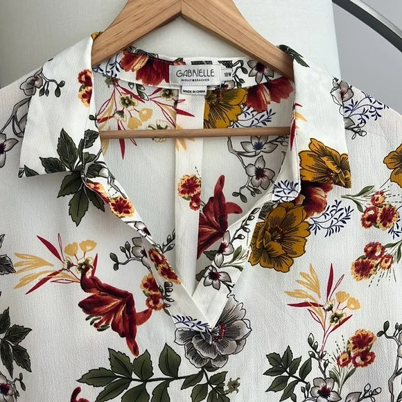 Gabrielle by Molly Bracken Short Sleeve Collared Blouse - Picture 3 of 5